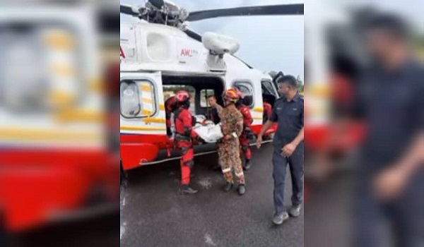 Jenazah Mustaqqeem Mansoor yang ditemukan di Gunung Liang, dekat Tanjong Malim dibawa keluar oleh Pasukan Khas Udara Bomba (PASKUB)